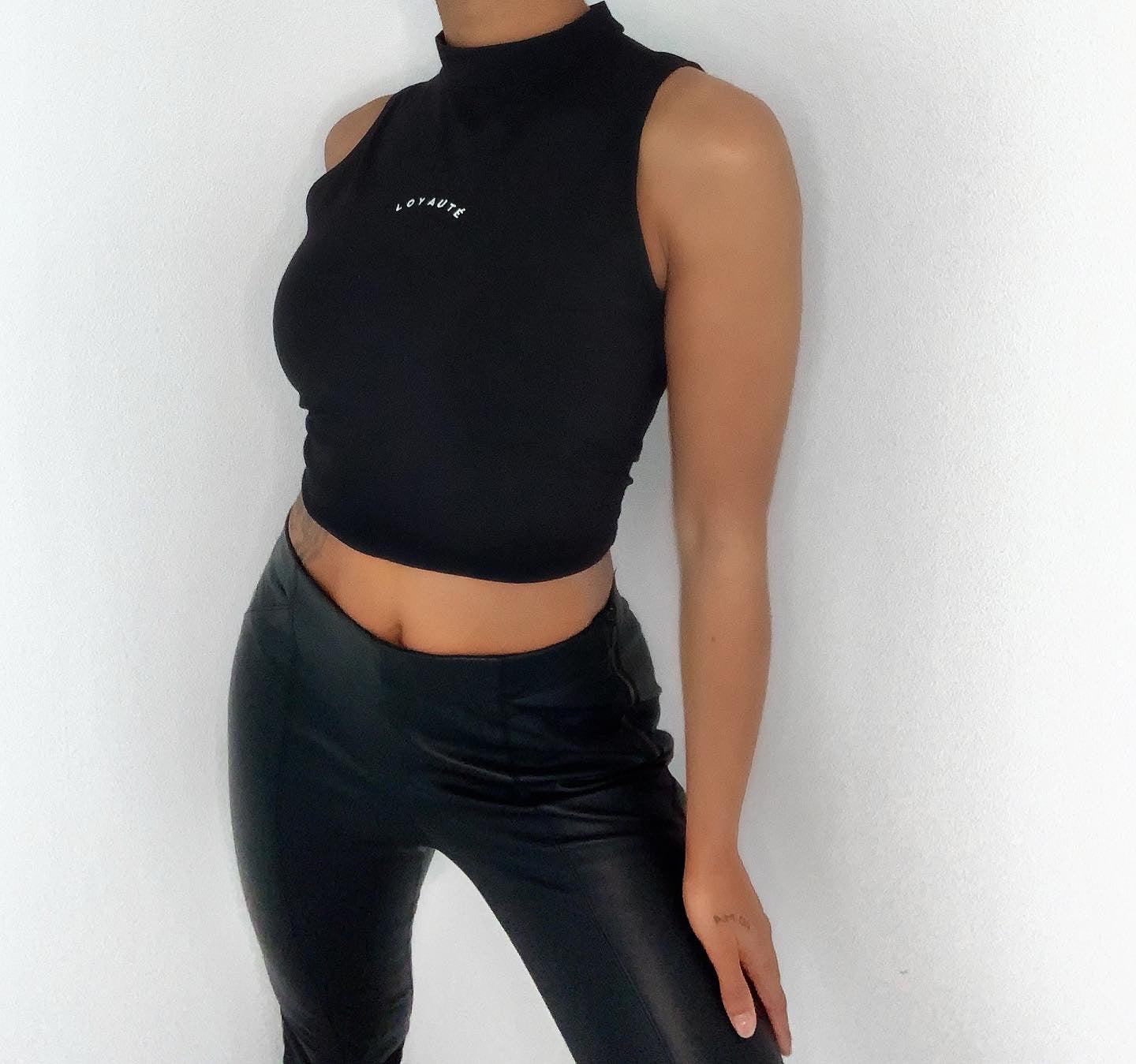 SLEEVELESS TURTLENECK TOP | BLACK